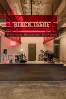 레드 네온이 빛나는 인더스트리얼 카페 BLACK ISSUE